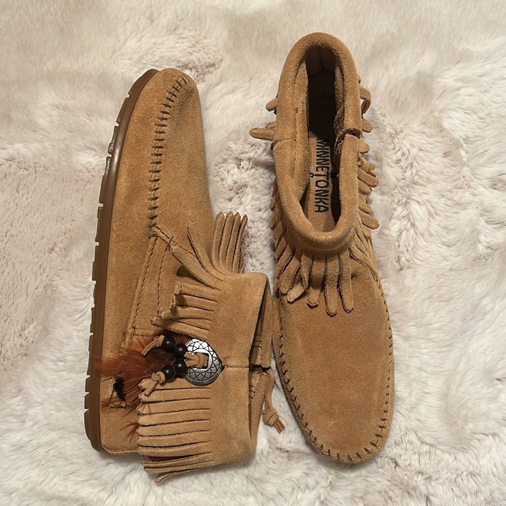 NEW Minnetonka fringe booties size 8